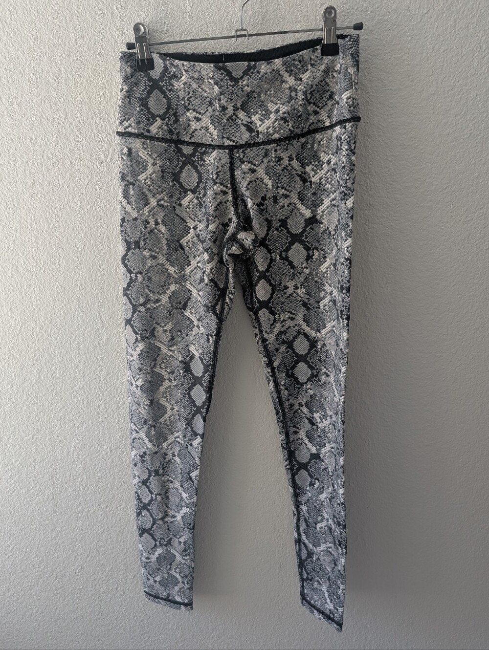 Victoria's Secret Sport Knockout High Rise Leggings Grey Snakeskin Python Print